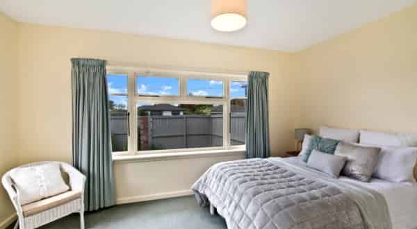 Sunny 3 Bedroom standalone house in Bryndwr Rd - Photo 1