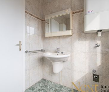 Teilsanierte 2-Zimmer-Altbauwohnung mit nagelneuer Einbauküche in L... - Photo 1