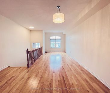 Townhouse For Lease | N8130634 - Photo 4