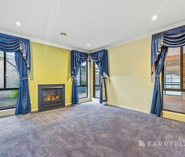 Spacious Family Living, Comfort and Entertaining in a Sought-After ... - Photo 2