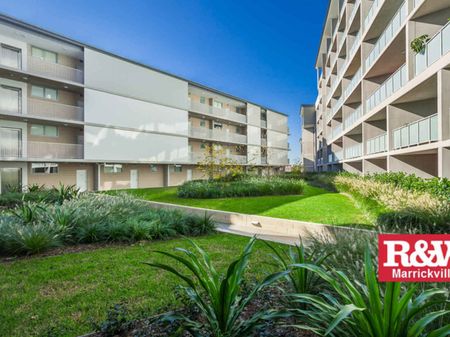 Urban retreat with expansive terrace and district views - Photo 3
