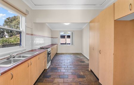 Spacious Four Bedroom Home - Photo 5