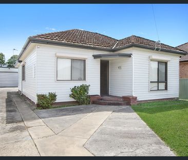 Spacious 4 Bedroom Family Home with single lock up Garage - Photo 4