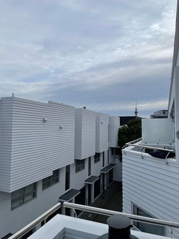 BEAUTIFUL 2 BEDROOM TOWNHOUSE, CENTRAL LOCATION - Photo 2