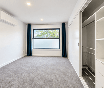 Stylish Contemporary Townhouse in a Prime Doncaster Location - Photo 2