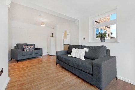 5 bedroom semi-detached house to rent - Photo 2