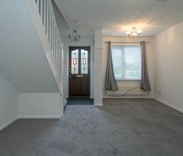 2 bedroom mid terrace to let - Photo 3