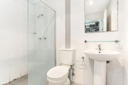 Renovated north-facing two bedroom apartment - Photo 5