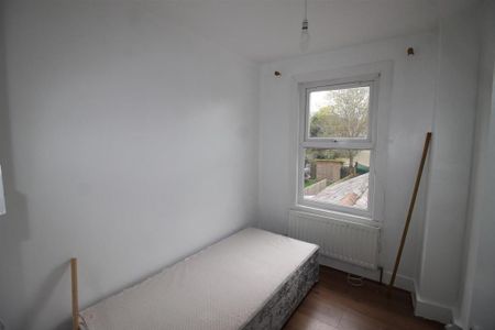 5 bedroom end of terrace house to rent - Photo 2