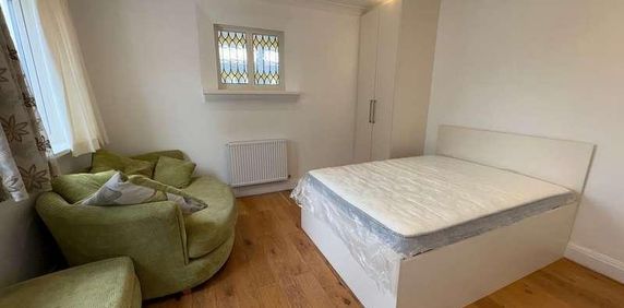 Imperial Drive, Harrow, HA2 - Photo 2
