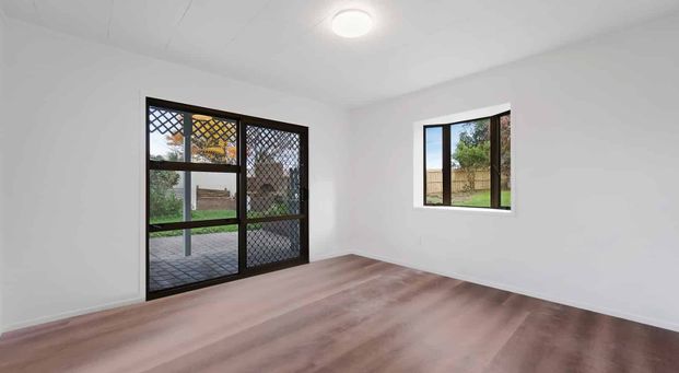 Fully Renovated 8 Room House for Rent in Manurewa - Photo 1