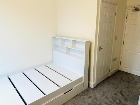 5 bedroom House To Let - Photo 4