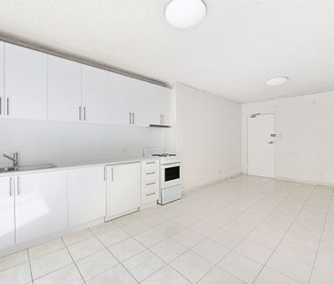 Top Floor One Bedroom With Lock Up Garage - Photo 4