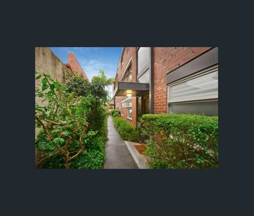 HUGE GROUND FLOOR 2 BEDROOM APARTMENT WITH OFF STREET PARKING - Photo 2