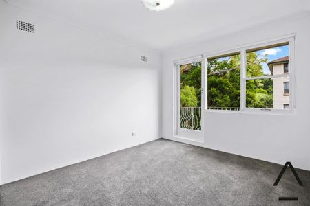 Top Floor Two Bedroom Apartment - Photo 3