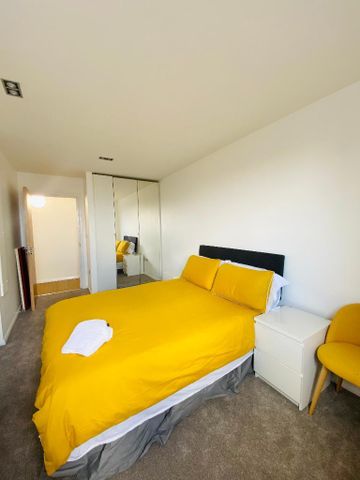 3 Bed Apartment | £876 pw - Photo 5