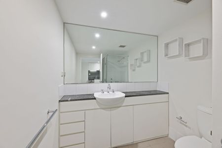 Large Studio Apartment with Courtyard - Photo 4