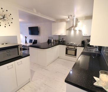 4 bedroom detached house to rent - Photo 3