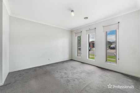 33 Evadene Drive, Tarneit VIC - Photo 2