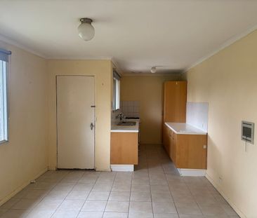 Charming and affordable 3 bedroom Home with large backyard - Photo 5