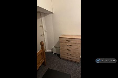 1 bedroom in a flat share to rent - Photo 3
