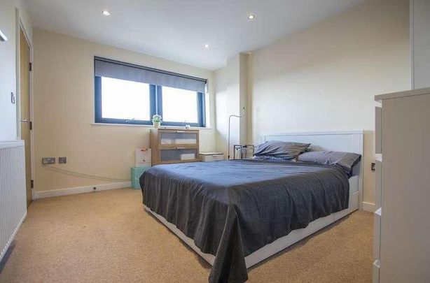 Pinnacle House, EN1 - Photo 1