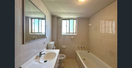 SPACIOUS TWO BEDROOM APARTMENT - Photo 5