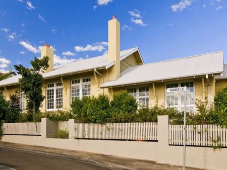 SENSATIONAL & CHARMING AIRCONDITIONED 1 BEDROOM LOFT APARTMENT - Photo 2
