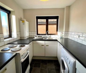 1 bed Flat for rent - Photo 2