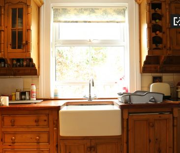 Bright room in 4-bedroom apartment in Terenure, Dublin - Photo 2