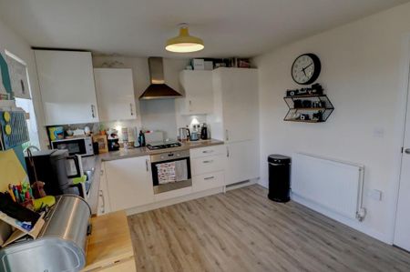 3 bedroom semi-detached house to rent - Photo 5