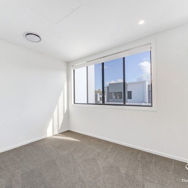 Morden townhome in great central location! - Photo 1