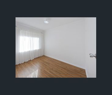 Lovely Quiet Position, Upstairs Unit. Close to CBD. - Photo 3