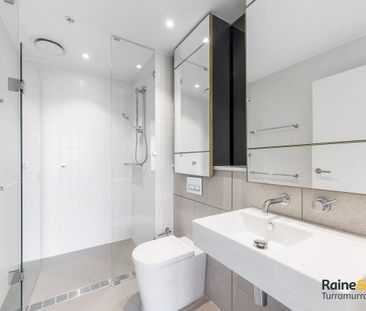 Spacious Two-bedroom Apartment with Breathtaking Water and City View - Photo 5
