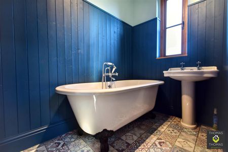 Two Mile Lane, Highnam - Photo 3