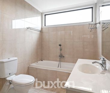 Stylish 4-Bedroom Townhouse in a Prime Rear Position - Photo 3