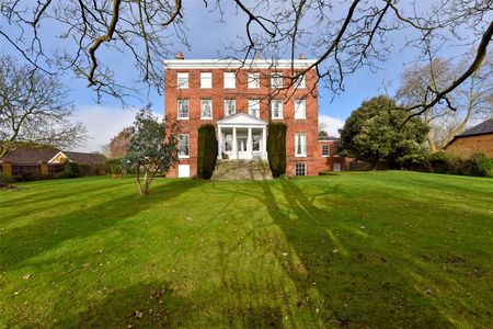 A fully-furnished and spacious five bedroom top floor apartment with off-street parking. Can be available from three months - twelve months. - Photo 5