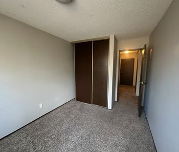 NO STAIRS!! Spacious Well Maintained Building 2 Bed, 1 Bath - Photo 2