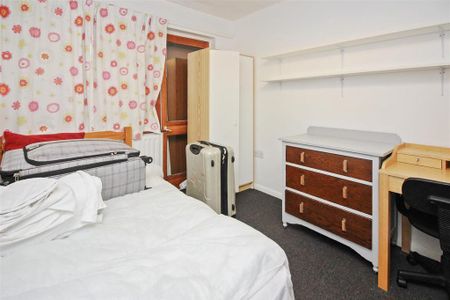 4 bedroom end of terrace house to rent - Photo 4