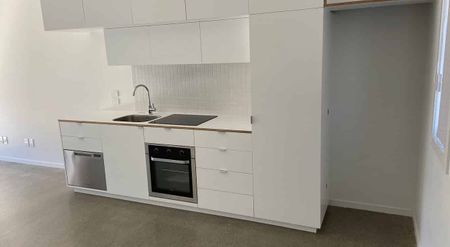 Charming 2BR Townhouse in Petone - Photo 3