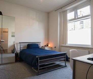 Modern 6-bedroom Coburn Street house - Photo 4