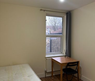 Room in a Shared House, Ruckholt Road, E10 - Photo 1