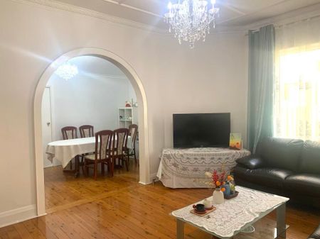 Spacious 4-Bedroom Family Home with Sunroom - Photo 4