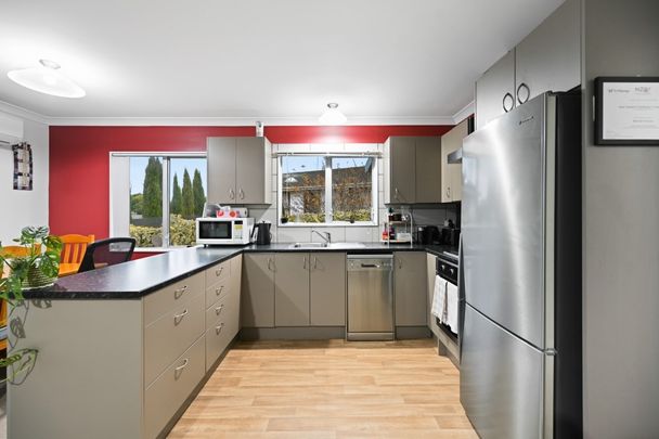 Modern and low-maintenance, this 3-bedroom, 1-bathroom home with a double garage is perfectly positioned on popular Sinclair Road in central Te Awamutu. - Photo 1