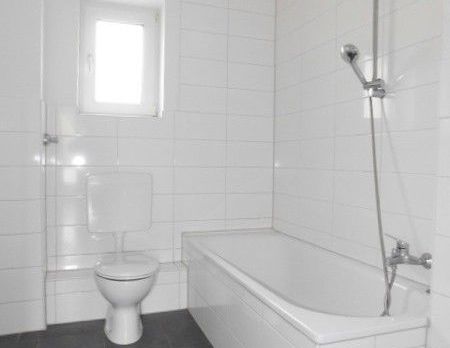 Einziehen und Wohlfühlen - schicke 2-Zimmer-Wohnung mit Vinylboden und Balkon zentral gelegen... - Photo 1