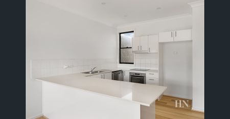 Spacious Renovated Three Bedroom Apartment - Photo 4