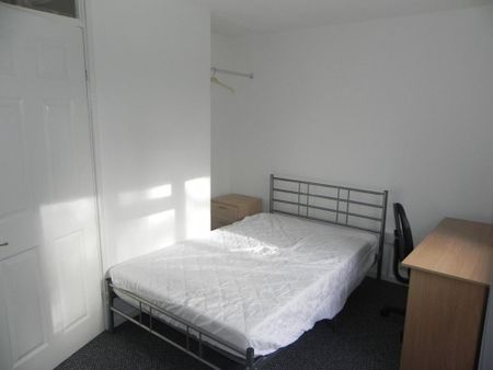 5 bedroom semi-detached house to rent - Photo 2