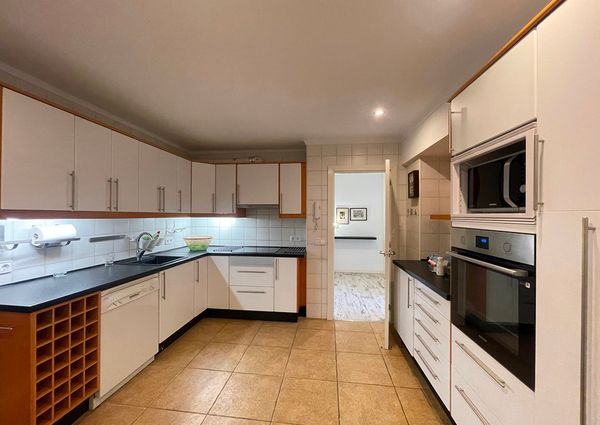 Zona Tenis, apto amueblado con terraza, 4 dormitorios, 3 baños, ascensor, parking. Palma.