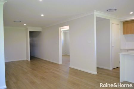 Brand new stunning 4-bedroom home - Photo 4