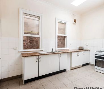 BOARDING HOUSE IN IDEAL LOCATION! - Photo 3